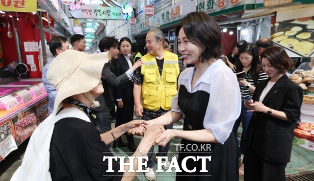 영부인 김혜경 여사가 25일 인천 계양산전통시장을 방문해 시민과 인사하고 있다. /뉴시스