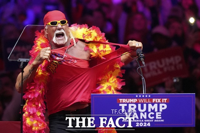 전 세계 레슬링 팬들의 사랑을 받은 헐크 호건이 24일 71세를 일기로 별세했다. 사진은 지난해 10월 미국 공화당 전당대회에서 트럼프-밴스를 지지하는 퍼포먼스 장명./AP.뉴시스