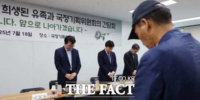 이한주 국정기획위원회 위원장(왼쪽)과 참석자들이 18일 서울 종로구 정부서울청사 창성동 별관 중회의실에서 열린 지난 정부 노동정책 희생 유족 간담회 시작에 앞서 추모 묵념을 하고 있다./뉴시스