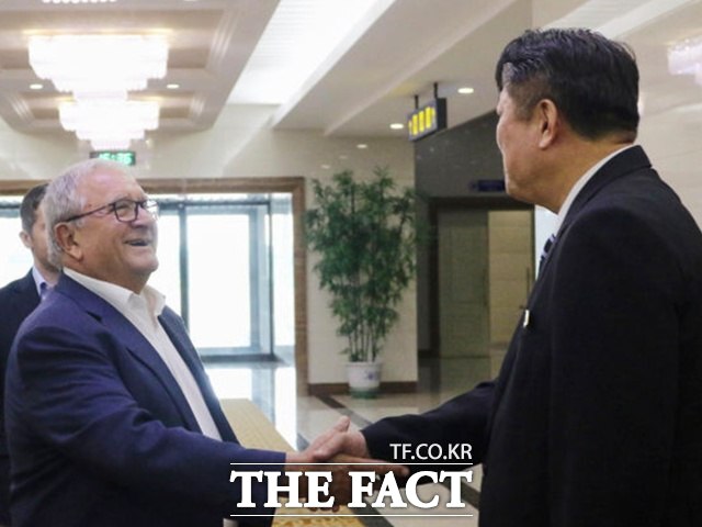 리카르도 프라카리 세계야구소프트볼연맹(WBSC) 회장이 북한의 WBSC 신규 회원 가입과 관련해 19일 방북했다. 사진은 박천종(오른쪽) 북한 체육성 부상이 이날 북한 평양국제공항에서 리카르도 회장을 맞이하는 모습. /AP.뉴시스