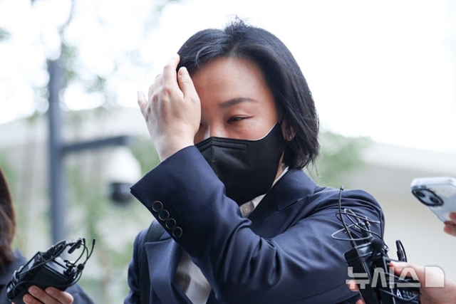 유경옥 전 대통령실 행정관이 지난 7월 김건희 여사 연루 의혹을 수사하는 민중기 특별검사팀에서 피의자 신분으로 조사를 받기 위해 출석하고 있다./뉴시스