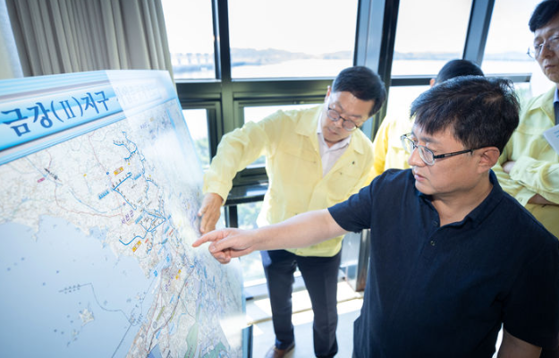 환경부는 김성환 장관이 충남 아산시에 있는 비이에프 바이오가스 생산시설을 방문했다고 25일 밝혔다. 사진은 지난 24일 전북 군산시 소재 한국농어촌공사 금강사업단에서 금강하구둑 현장을 점검하고 있는 모습. / 환경부