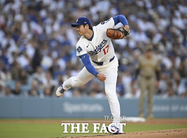 LA다저스의 오타니 쇼헤이(31)가 팔꿈치 인대 접합술을 받은 지 21개월 만인 6월 17일 샌디에이고 파드레스전에서 선발 등판하면서 투타겸업을 재개하기 시작했다./AP.뉴시스