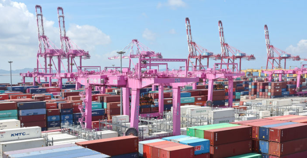 산업통상자원부는 25일 프레스센터에서 ‘급변하는 통상환경 변화속 새로운 FDI 정책전환 모색’을 주제로 제1차 외국인투자 전문가를 포럼을 개최했다. 사진은 지난 21일 인천 연수구 인천신항 컨테이너 터미널. / 뉴시스