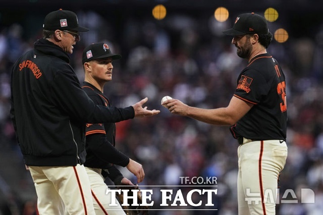 샌프란시스코 선발 투수 로비 레이(오른쪽)가 27일(한국시간) 뉴욕 메츠전에서 6회말 2타점 역전타를 맞은 뒤 교체되고 있다. /샌프란시스코=AP.뉴시스