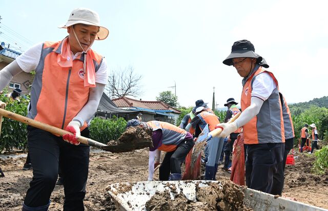 한국전력은 폭우가 시작된 지난 16일부터 역대 최대 규모의 광역 지원체계를 가동하고 본사와 전국 사업소 비상근무 인력 약 9000명을 긴급 투입해 실시간 대응에 나서고 있다고 28일 밝혔다. / 한전