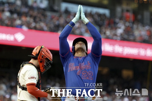 뉴욕 메츠 간판 타자 후안 소토(오른쪽)가 28일(한국시간) 샌프란시스코전에서 7회초 결승 솔로 홈런을 날린 뒤 홈플레이트에서 자축 세리머니를 하고 있다. /샌프란시스코=AP.뉴시스