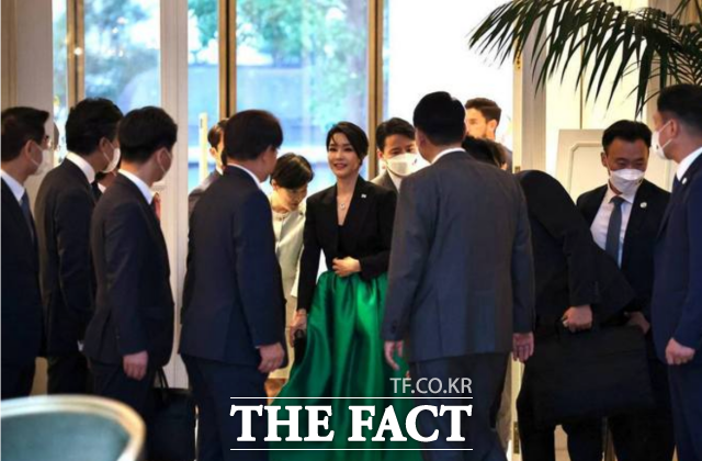 김건희 여사 연루 의혹을 수사하는 민중기 특별검사팀이 김 여사의 친오빠 김진우 이에스아이엔디(ESI&D) 대표를 불러 조사하고 있다. 사진은 김건희 여사가 지난 2022년 6월30일(현지시간) 스페인 마드리드 한 호텔에서 열린 스페인 동포 초청 만찬 간담회에 참석하는 모습. (사진=대통령실 제공) /뉴시스