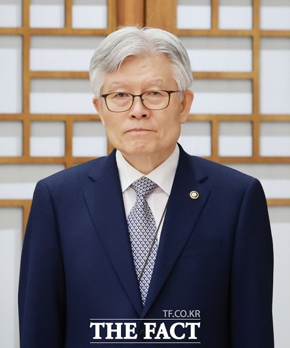 과거 발언으로 논란을 일으킨 최동석 인사혁신처장이 일부 거친 표현이 여러분에게 심려를 끼칠 수 있었다며 고개를 숙였다. 최 처장이 23일 용산 대통령실에서 열린 임명장 수여식에 참석하고 있다. /뉴시스