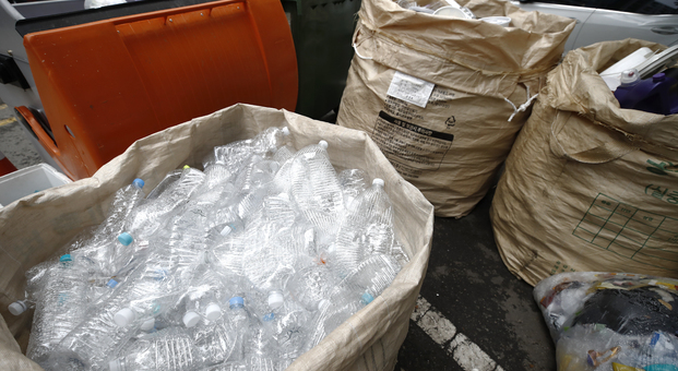 환경부는 오는 29일 공군, 한국순환자원유통지원센터와 함께 자원 재활용 활성화를 위한 업무협약(MOU)을 체결한다고 28일 밝혔다. 사진은 서울시내의 한 아파트 분리수거장. / 뉴시스