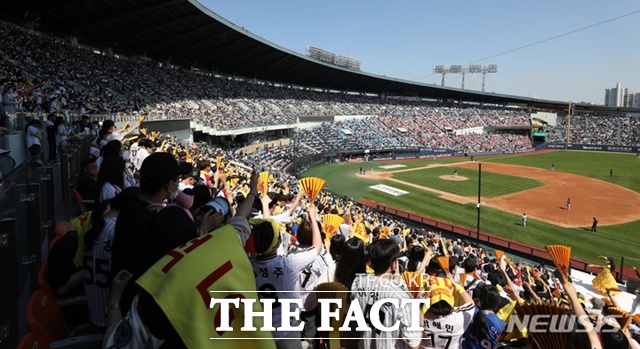 관중들로 가득찬 잠실 야구장. 이 가운데 60대 이상 장년층은 채 2%가 되지 않는다. /뉴시스