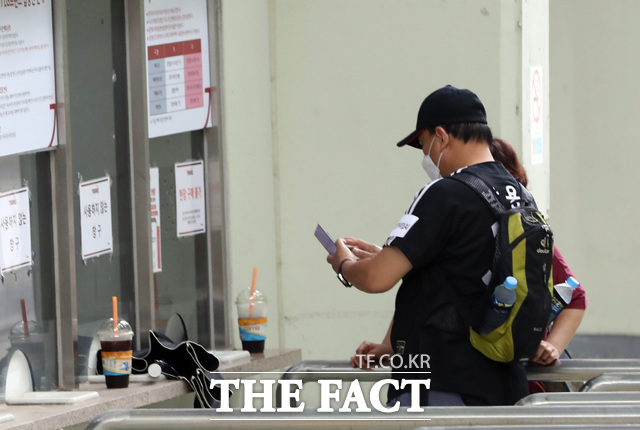 요즘 야구장 매표소 앞에는 표를 구하는 시니어 팬들을 심심찮게 볼 수 있다. 프로야구 티켓 판매가 온라인으로 바뀌면서 디지털 취약 계층은 야구장 출입이 어려워졌다. /뉴시스