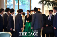  '김건희 오빠' 김진우 특검 출석…목걸이·양평고속도 의혹 조사