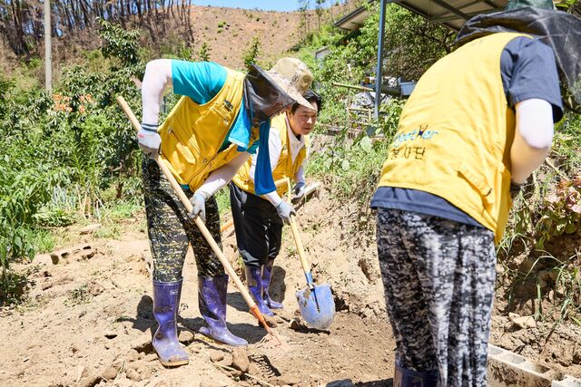 한국남동발전은 산청군 시천면 중태마을을 찾아 긴급 수해복구 봉사활동을 펼치고 구호 물품을 전달했다고 29일 밝혔다. / 남동발전