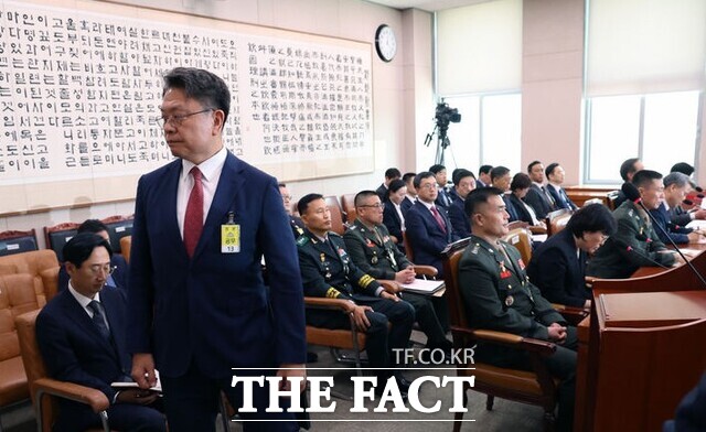 이시원 전 대통령비서실 공직기강비서관이 2024년 6월 21일 서울 여의도 국회에서 열린 제3차 법제사법위원회 전체회의, 순직 해병 수사 방해 및 사건 은폐 등의 진상규명을 위한 특별검사의 임명 등에 관한 법률안 관련 입법청문회에서 의원 질의에 수사중인 사안으로 답변하지 못하겠다고 말하자 정청래 위원장의 10분 퇴장 명령을 받아 퇴장하고 있다. /뉴시스