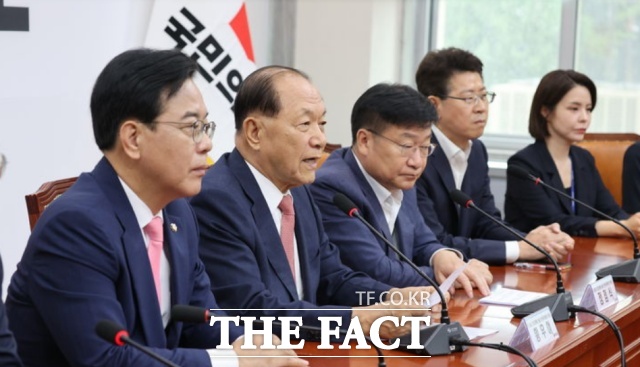 국민의힘이 이번 전당대회에서 계파 갈등의 뿌리를 뽑고자 러닝메이트제를 불허하기로 했지만 실효성에는 여전히 의문이 제기된다. 사진은 황우여 국민의힘 선거관리위원회 위원장이 지난 14일 서울 여의도 국회에서 열린 당 대표 및 최고위원 선출 선거관리위원회 위촉장 수여식에서 발언하고 있는 모습./국민의힘 제공. 뉴시스