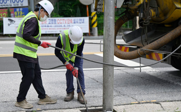 환경부는 30일 지난해 우리나라 하수도보급률은 95.6%로 전년 대비 0.2%포인트(p) 증가했다고 밝혔다. 사진은 광주 북구 두암동 도로변 하수도. / 뉴시스