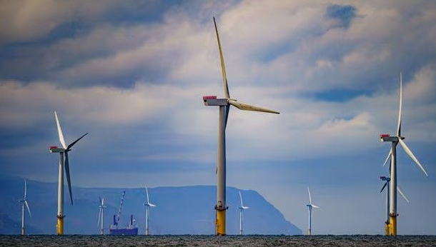 산업통상자원부는 30일 호남지역의 허수사업자 관리를 통해 확보한 재생에너지 배분 물량 421MW를 발전사업체 74곳에 총 170.7MW 규모로 배분한다고 밝혔다. 사진은 영국 리버풀만의 해상풍력 발전단지 모습. /AP뉴시스