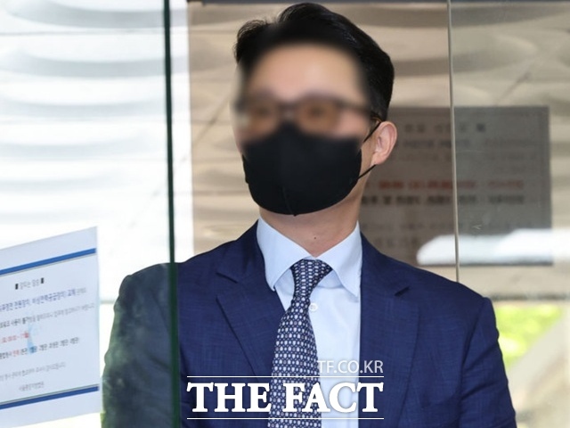 건진법사·통일교 청탁 의혹의 핵심 인물로 지목된 윤영호 전 통일교(세계평화통일가정연합) 세계본부장이 30일 구속영장실질심사를 받기 위해 법원에 출석했다./뉴시스