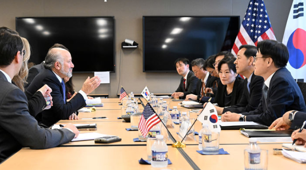 미국 워싱턴DC를 방문 중인 구윤철 부총리 겸 기획재정부 장관(오른쪽 앞에서 두 번째)이 29일(현지시각) 미국 상무부에서 하워드 러트닉 상무장관과 통상협의를 하고 있다. / 기재부·뉴시스