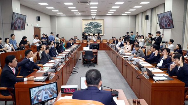 22대 국회 윤리특별위원회가 1년여 만에 구성된 가운데, 여전히 본연의 기능보다는 정쟁의 장으로 전락할 수 있다는 우려가 제기된다. 사진은 지난 29일 오전 서울 여의도 국회에서 열린 운영위원회 전체회의에서 국회 윤리특별위원회 구성과 관련해 거수 투표를 진행하고 있는 모습. /뉴시스