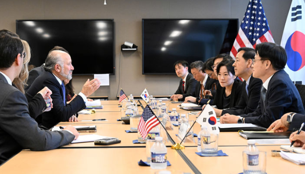 구윤철 부총리 겸 기획재정부 장관이 지난 29일(현지시각) 미국 상무부에서 하워드 러트닉 상무장관과 통상협의를 하고 있다. / 기재부