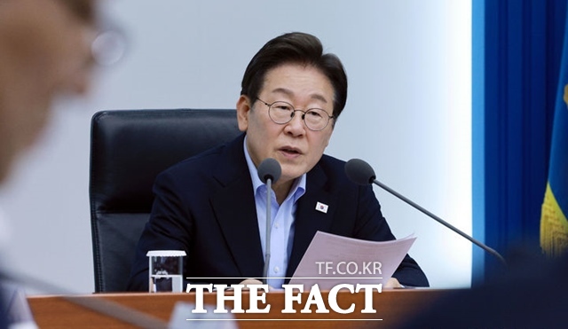 이재명 대통령은 31일 최근 스토킹 살해 사건과 관련해 무능하고 안이한 대처가 끔찍한 비극을 초래했다며 대책을 주문했다. 이 대통령이 이날 오후 용산 대통령실에서 주재한 6차 수석보좌관회의에서 발언하고 있다. /뉴시스