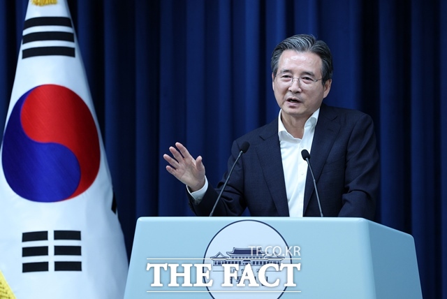 김용범 대통령실 정책실장이 이른바 노란봉투법을 둘러싼 우려에 대해 그런 일은 일어나지 않을 것 같다고 선을 그었다. 김 실장이 7월 31일 오전 용산 대통령실에서 관세협상 타결 관련 브리핑을 열고 질문에 답하고 있다. /뉴시스