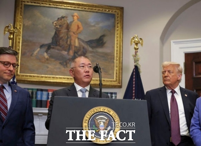 정의선 현대차그룹 회장(가운데)이 지난 3월 미국 백악관 루즈벨트룸에서 도널드 트럼프 대통령(오른쪽)이 지켜보는 가운데 투자 발표를 하고 있다. /AP·뉴시스