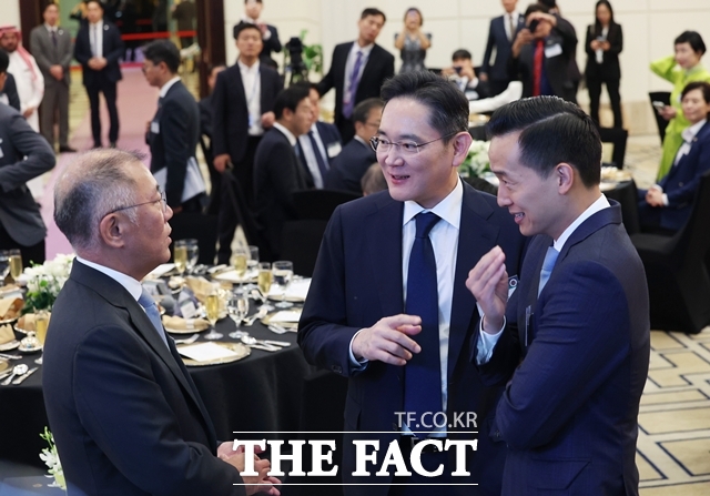 지난달 31일 한국과 미국 간 상호관세 협상이 타결된 이후 정의선 현대차그룹 회장(왼쪽부터), 이재용 삼성전자 회장, 김동관 한화그룹 부회장 등 주요 기업인들의 협상 물밑 지원이 주목받고 있다. 사진은 2023년 사우디아라비아 리야드에서 열린 경제인 만찬 모습. /뉴시스