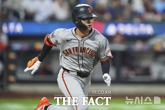 이정후가 2일(한국시간) 뉴욕 메츠전에서 4회초 2루수 앞 땅볼을 때린 뒤 1루를 향해 전력으로 뛰어가고 있다. /AP.뉴시스