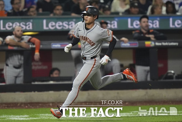 이정후가 2일(한국시간) 뉴욕 메츠전에서 7회초 2루타로 출루한 뒤 9번 패트릭 베일리의 우익수 옆 2루타 때 홈 플레이트를 밟고 있다. /AP.뉴시스