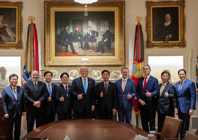 도널드 트럼프 미국 대통령(왼쪽에서 5번째)과 한국 협상단이 지난달 30일(현지시간) 관세 협상 타결 이후 기념촬영을 하고 있다. /뉴시스