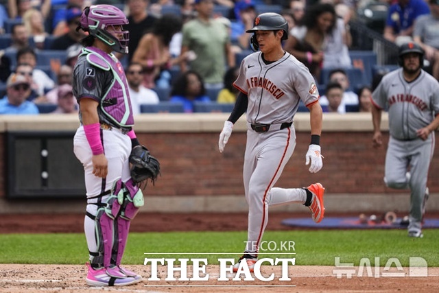 이정후가 3일(한국시간) 뉴욕 메츠전에서 4회초 2루타로 출루한 뒤 9번 그랜트 맥크레이의 안타 때 홈을 밟고 있다. /뉴욕=AP.뉴시스