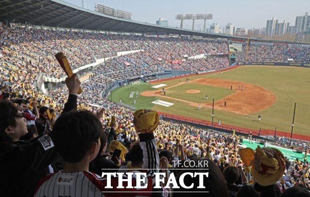 관중들로 가득 찬 잠실 야구장. 이 가운데 절반 이상이 여성 팬들이다. 하지만 여성 캐스터는 아직 없다. /뉴시스