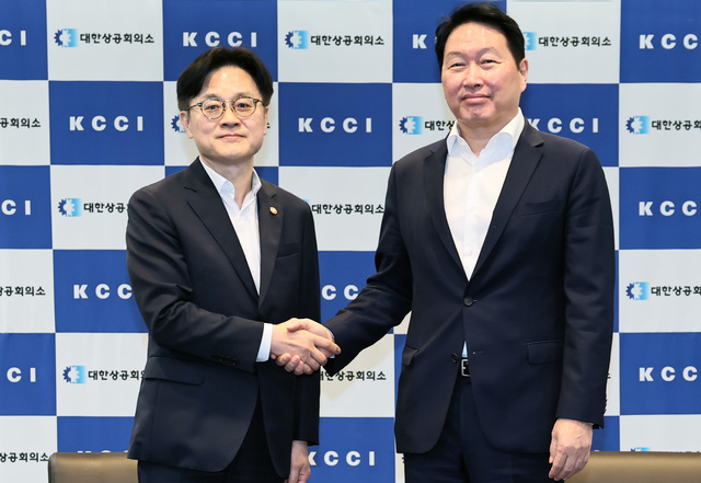 김정관 산업통상자원부 장관(왼쪽)은 4일 대한상공회의소와 한국경영자총협회를 방문해 노동조합 및 노동관계조정법 2·3조 개정안(노란봉투법) 과 상법개정안이 단기적으로는 기업에 부담될 수 있지만, 장기적으로는 상생 노사문화 정착과 자본시장에 대한 신뢰회복의 계기가 될 수 있다고 강조했다. / 산업부