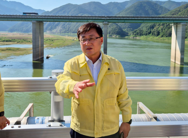 환경부와 금융위원회는 공동으로 추진한 ‘녹색금융 전문인력 양성교육’ 제1차 과정을 마무리하고 수료생 97명을 배출했다고 4일 밝혔다. 사진은 지난달 29일 김성환 환경부 장관이 29일 오후 강원도 춘천 소양강댐을 점검하고 있는 모습. / 환경부