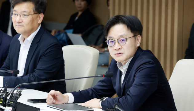 김정관 산업통상자원부 장관은 5일 “오늘 이후 중대산업재해가 발생하면 중대재해처벌법 등 법적 처벌과는 별개로 해당 기관에 산업부가 할 수 있는 가장 높은 수준의 패널티를 부여하겠다”고 강조했다. 사진은 지난 4일 김 장관이 서울 중구 대한상공회의소 대미 통상 전략 라운드테이블에 참여해 발언하고 있는 모습. / 뉴시스