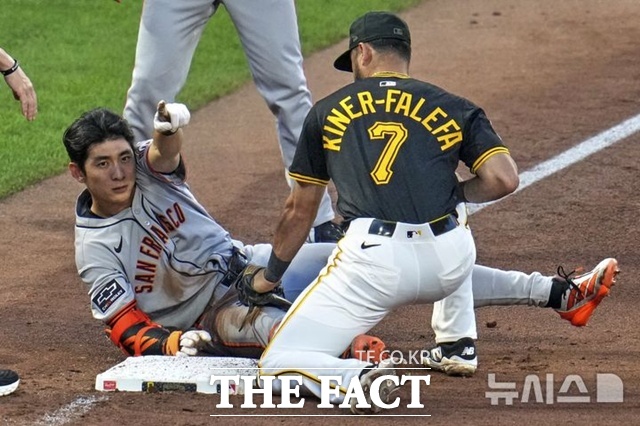 이정후가 5일(한국시간) 피츠버그전 5회초 2사 1,2루에서 우중간을 꿰뚫는 타구를 날린 뒤 3루에 헤드퍼스트 슬라이딩으로 들어가고 있다. /피츠버그=AP.뉴시스