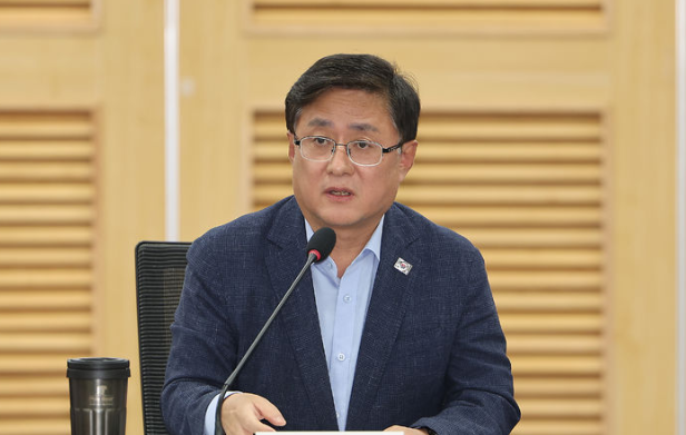 김성환 환경부 장관이 6일 서울 여의도 국회 의원회관에서 열린 가습기살균제 피해자단체 대표 간담회에서 발언하고 있다. / 뉴시스