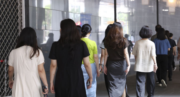 고용노동부는 6일 여성고용 비율이 낮고 사업주의 실질적 개선 노력이 미흡한 ‘적극적 고용개선조치 미이행 사업장’ 41개소의 명단을 공표했다. 지난 6월 30일 서울시청 앞 모습. / 뉴시스