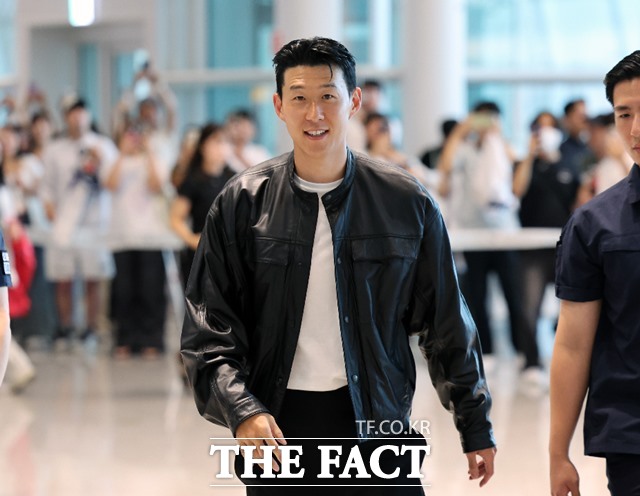 토트넘을 떠나 미국 MLS로 이적이 확실시 되는 손흥민이 5일 오후 인천국제공항에서 미국 LA로 출국하고 있다./인천국제공항=뉴시스