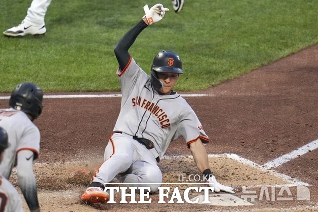 이정후가 6일(한국시간) 피츠버그전에서 6회초 좌월 2루타로 나간 뒤 8번 패트릭 베일리의 우전 안타 때 홈인하고 있다. /피츠버그=AP.뉴시스