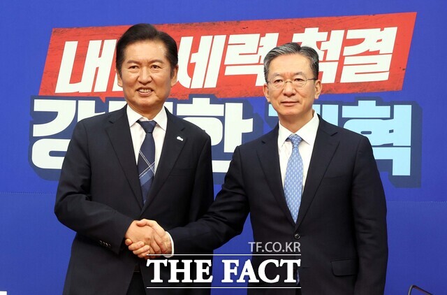 정청래 더불어민주당 대표(왼쪽)가 6일 오전 서울 여의도 국회에서 정성호 법무부 장관을 접견하며 악수를 하고 있다. /뉴시스