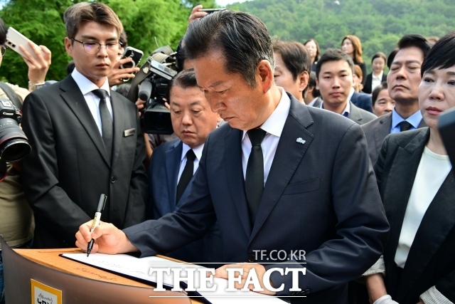 문재인 전 대통령이 7일 정청래 더불어민주당 대표를 만나 여러 개혁 과제를 잘 해낼 것이라고 강조했다. 정 대표는 남북 교류와 협력을 다시 복원하는 데 힘쓰겠다고 했다. 사진은 정 대표가 이날 오전 경남 김해 봉화마을 고 노무현 전 대통령 묘역을 찾아 참배한 후 방명록을 작성하고 있는 모습./뉴시스