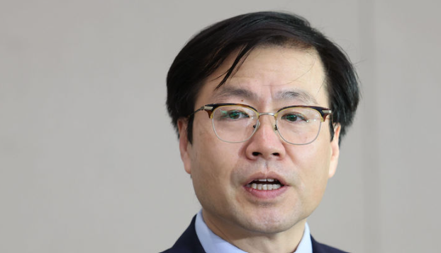 여한구 산업통상자원부 통상교섭본부장은 7일 서울 롯데호텔에서 통상정책자문위원회를 열고 “지난주 한미 관세협상 타결이라는 큰 산을 넘었지만, 여전히 안심할 수 없는 상황”이라고 밝혔다. 사진은 지난달 10일 여 본부장이 인천국제공항 제2터미널에 귀국한 모습. / 뉴시스