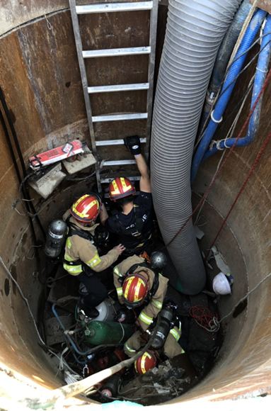미 산업안전보건청(OSHA)은 엄격한 규정으로 노동자의 안전을 보호하고 있다. 사진은 지난 2020년 부산 사하구의 한 하수도 공사현장 내 맨홀 관로에서 A(59)씨 등 노동자 3명이 가스에 질식해 사망한 사건 현장. /부산소방재난본부·뉴시스