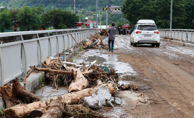 지난달 20일 집중호우로 경기 가평군 상면 대보교에 나무와 포사물이 쓸려나왔다. / 뉴시스
