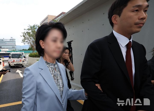 김건희 여사 연루 의혹을 수사하는 민중기 특별검사팀이 건진법사 청탁 의혹과 관련해 한학자 통일교 총재의 비서실장 정모 씨(사진)를 불러 조사 중이다. /뉴시스