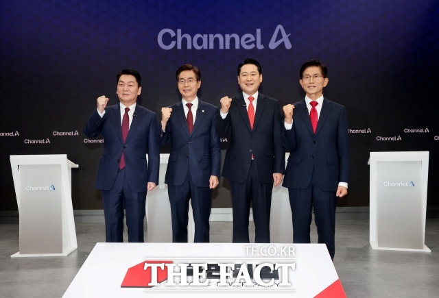 안철수(왼쪽부터), 조경태, 장동혁, 김문수 국민의힘 당대표 후보가 10일 오후 서울 종로구 광화문 채널A스튜디오에서 국민의힘 8·22 전당대회 첫 방송토론회를 시작하기 전에 기념촬영을 하고 있다. /뉴시스